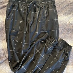 Everywhere joggers Albion Fit black window pane, medium.